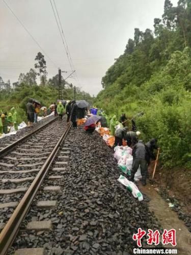 成昆铁路乐山段发生水害 致18趟旅客列车运行受阻