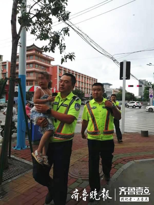 泰安:4岁小女孩独自站在路口哭泣,交警帮其找到家人 澳门澳博集团app