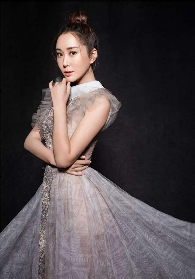 她因酷爱拍戏差点失聪，结婚6年痛失2子，如今嫁男神老公被宠成宝
