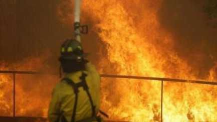 美国加州10月山火致15人亡 景象如世界末日