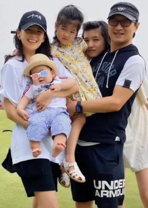 章子怡一家出游无人识？女儿给保姆照顾，两人逛高级店铺消费