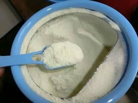 傻婆婆总偷吃儿子奶粉,这天我把奶粉藏起来,转身我扑通一声跪下