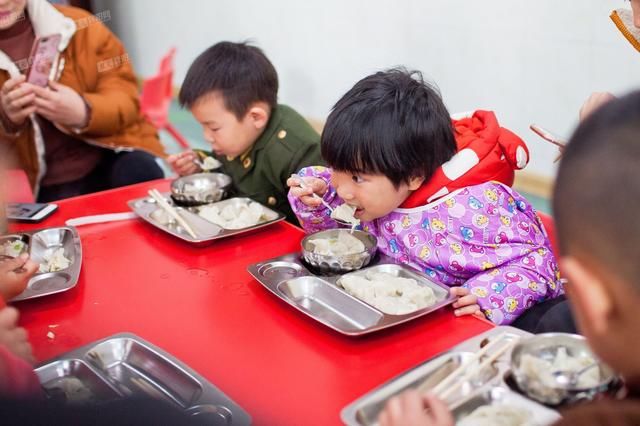 吃汤圆,吃饺子是冬至的传统习俗.