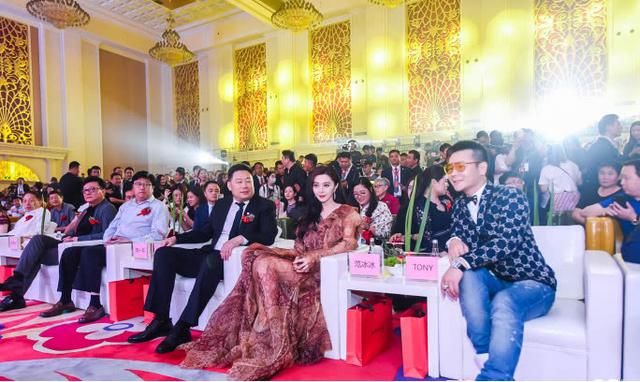 范冰冰出席活动霸气坐姿超惹眼,旁边两位男士