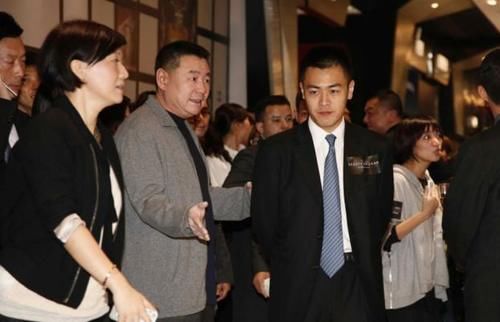 刘銮雄40岁儿子刘鸣炜恋情曝光，平民女友样貌普通，现以同居