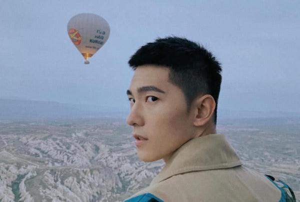 杨洋变身明信片男孩,"寸板头"发型看热气球,太浪漫了