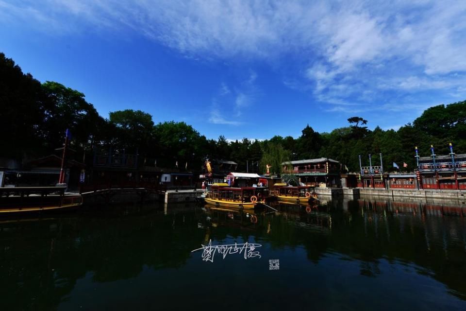 京城节后迎来蓝天白云，颐和园苏州街难得美景游客流连忘返