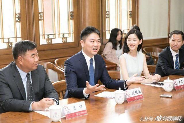 奶茶妹妹章泽天在京东家宴上,看刘强东帅气发