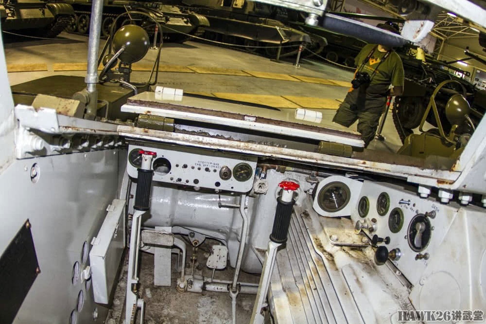 钻进M3A斯图亚特二战苏军装备的美制轻型坦