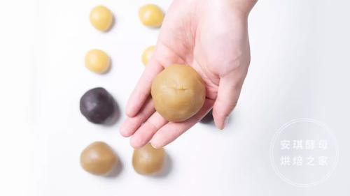 不吃几个广式蛋黄白莲蓉月饼,怎么能算过中秋