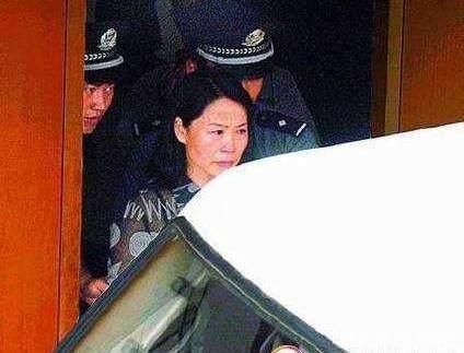 女贪官的秘密生活，“霸占”帅气司机6年，不让结婚