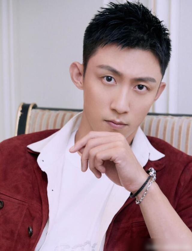 迪丽热巴黄景瑜恋情疑曝光，情侣款一一被扒，女方反应再添实锤？