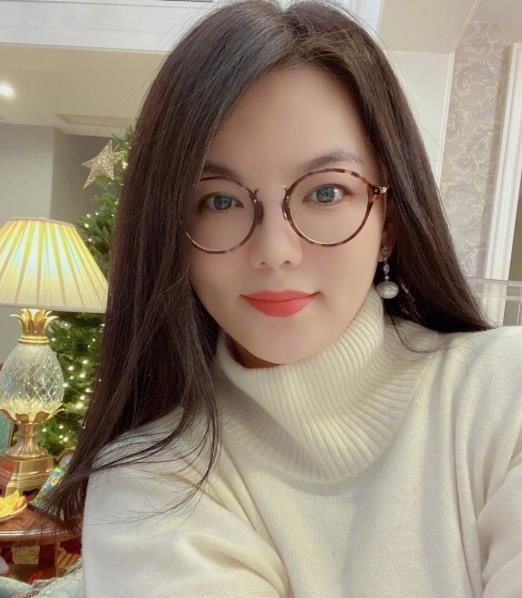 10岁王诗龄挂断妈妈李湘电话，语气不耐烦，王岳伦在一旁哑口无言
