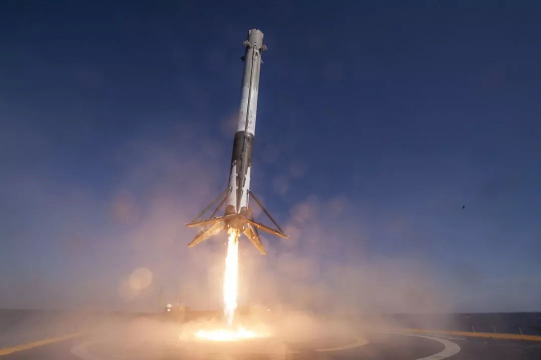 马斯克再封神!跳票6年，spaceX 重型猎鹰首飞成功，燃爆!