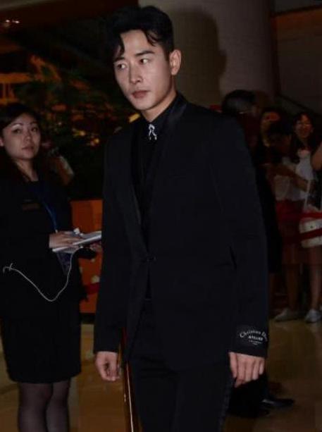 罗晋与女助理挽手臂亮相酒店遭追拍,扭头疾走