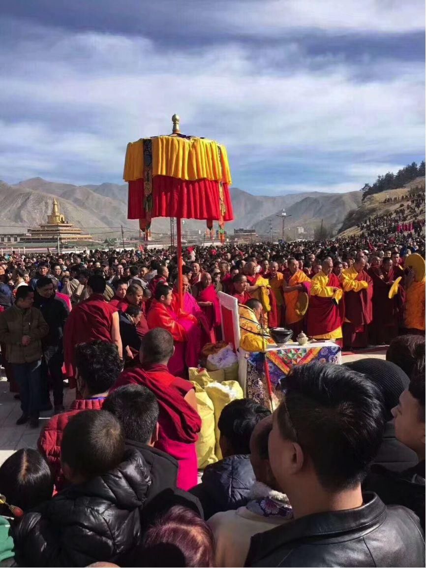 震撼!11万人齐聚拉卜楞寺 只为朝拜一幅佛像