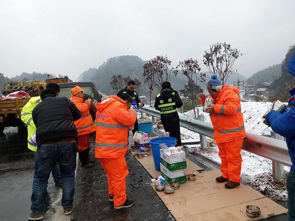 邵阳高速人抗冰保畅在路上