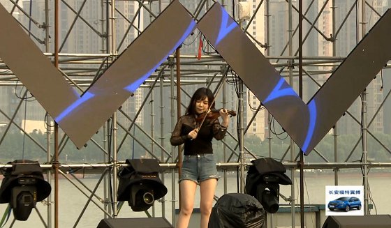 武汉斗鱼直播节刘飞儿登台,现场演奏加勒比海