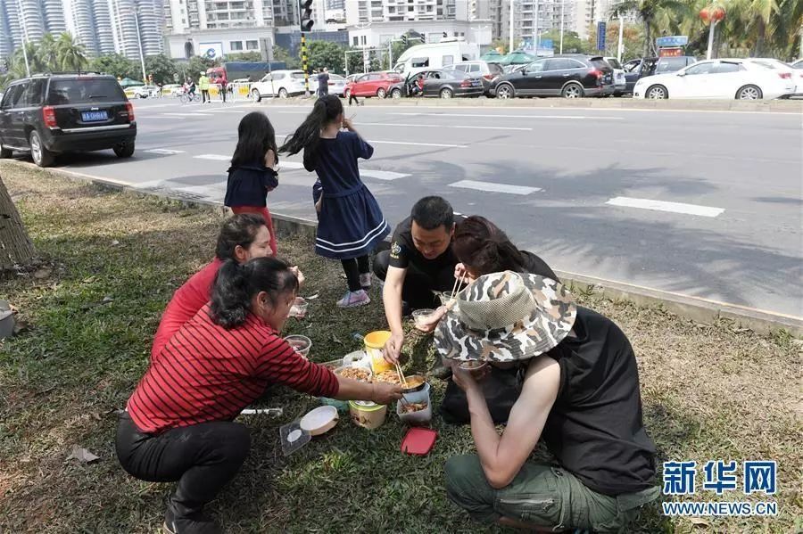 上万辆车滞留海口，海口-广州机票1万\/张!网友却说:路堵，心不堵