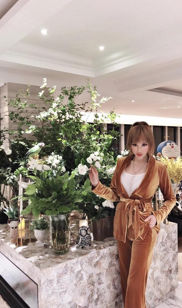 一代香港名媛,如今变“蛇精脸芭比”,不畏争议秀时尚魅力 99真人赌钱