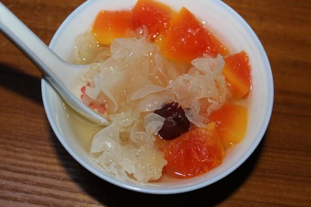 银耳怎么吃好吃最有营养 t014365f6a9a72a8e3d.jpg