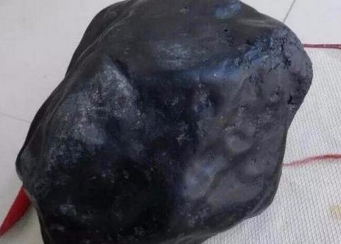 大叔在山上捡到一块石头,黑黑的好神奇