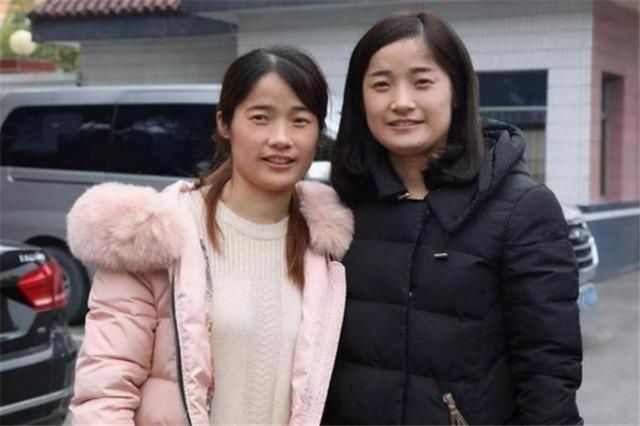 双胞胎姐姐在美国长大，妹妹在中国长大，两人差距一目了然