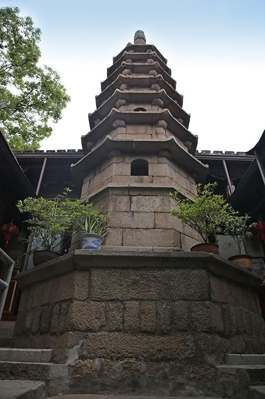 5元钱摆渡船才能到达，中国唯一屹立在江中寺庙