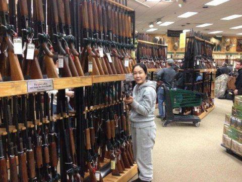 华人在美国逛枪店, 猎枪成捆堆放, 卖子弹如同卖