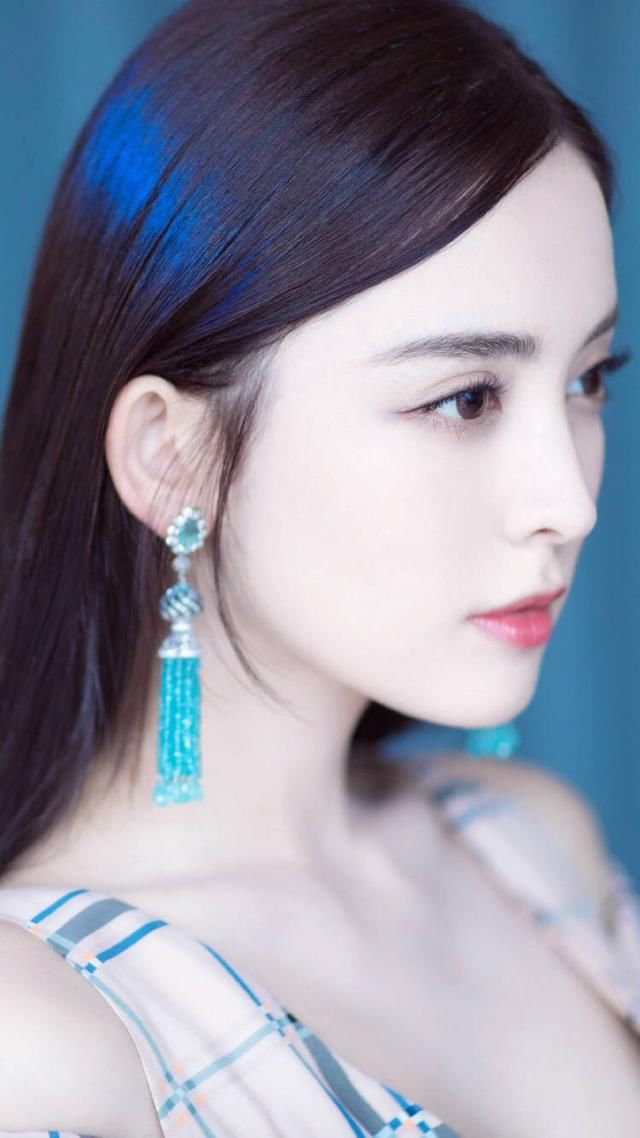 古力娜扎长发身着裸色长裙,美的不可方物!