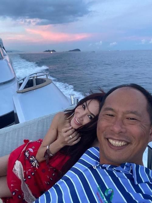54岁温碧霞晒照向老公示爱，20年前的金童玉女，再同框时像父女