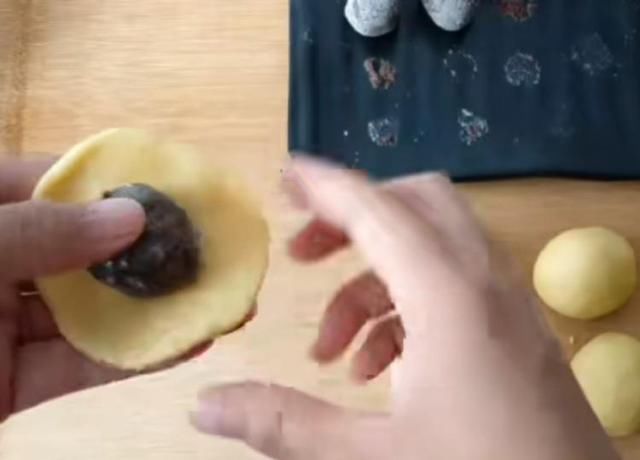 一碗面,两个鸡蛋,不用烤箱,不用水,简单快速做出美味糕点