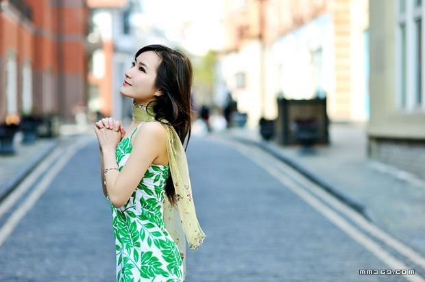 旅途中遇到的手捧花朵的女孩