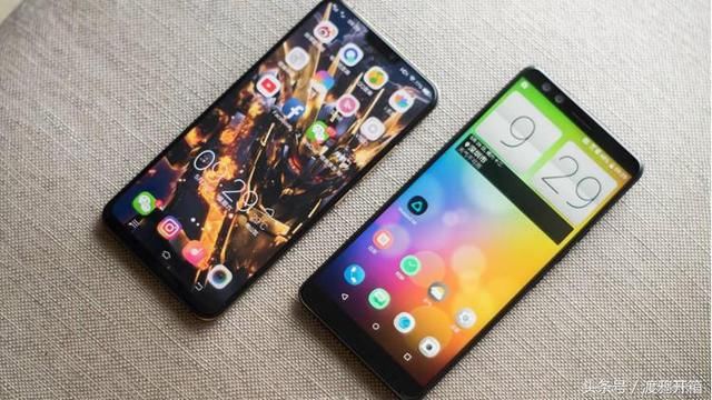 角落里的透明后盖智能旗舰