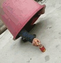 GIF搞笑动图:今年放鞭炮可以借鉴下这种新方法