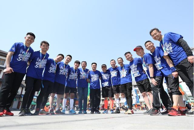 白天马拉松,晚上战奥体,苏宁球迷诠释什么叫真