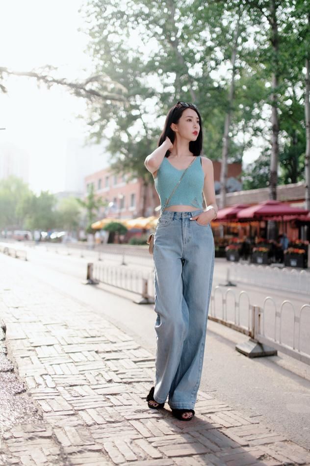 “别人家的女朋友”胡然最新街拍大秀完美好身材大长腿小蛮腰吸睛