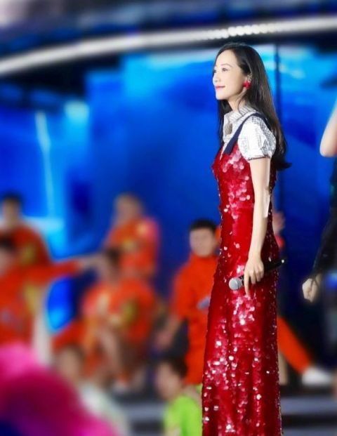 韩雪换斗篷红色裙献唱,优雅意外美女户外内衣减龄又高级感图片