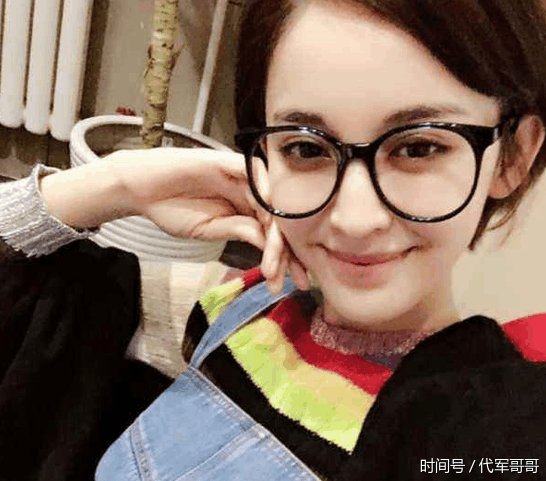 女星戴眼镜谁最酷?迪丽热巴第五,赵丽颖只排第