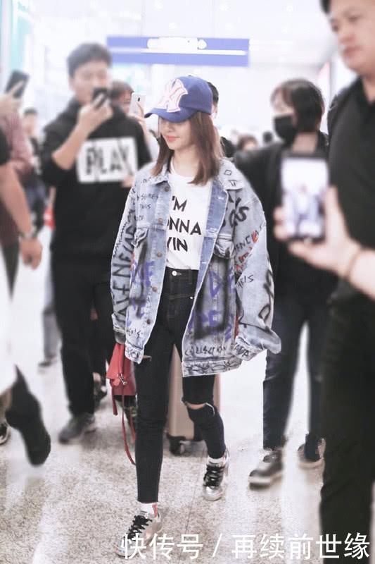 太仙了!蔡依林流粉色眼泪秀精致锁骨