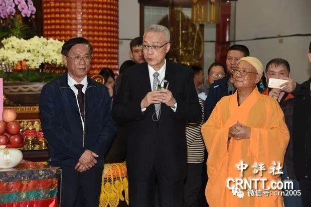 吴敦义佛寺上香，给海南旅行团派红包