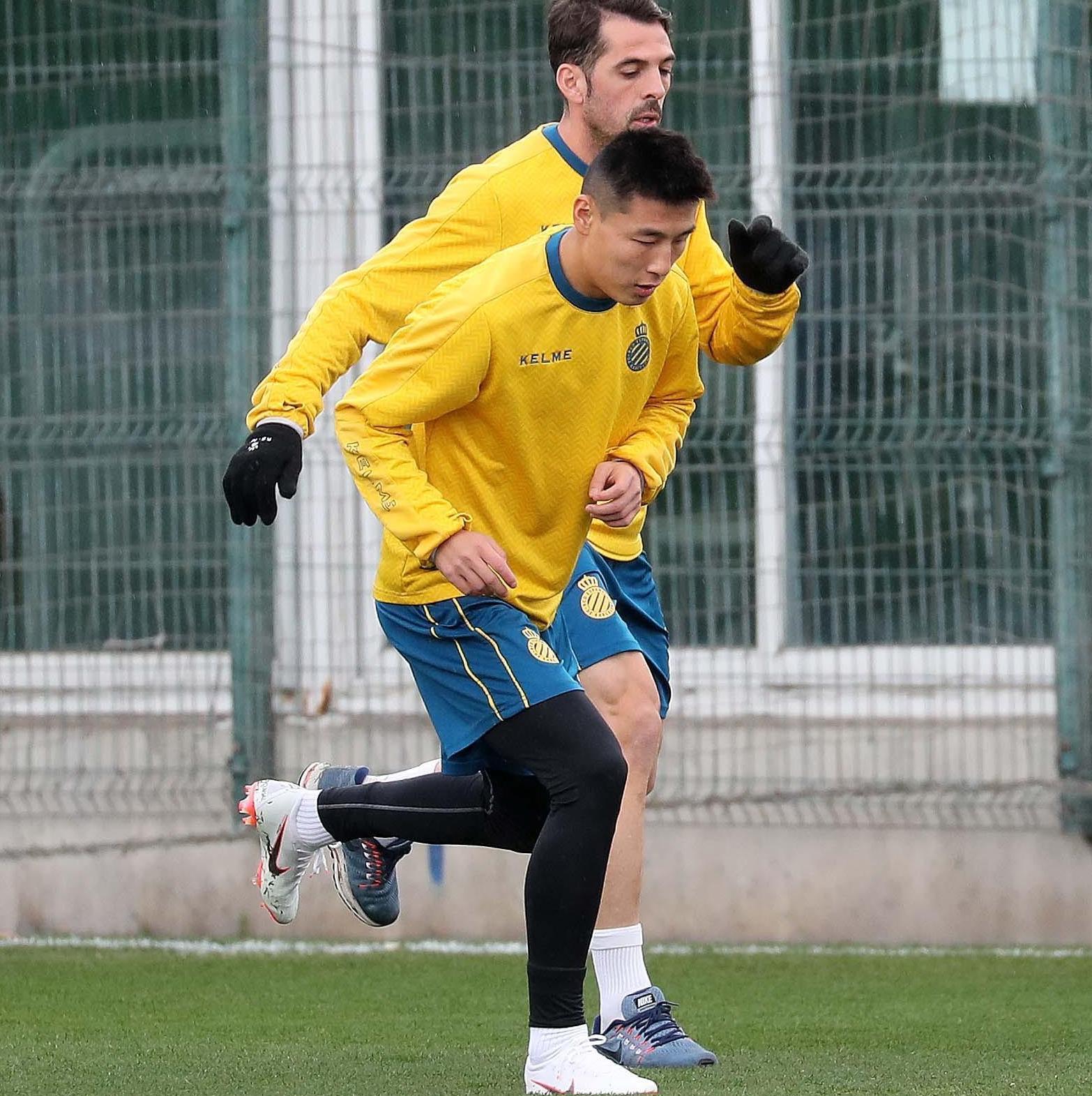 武磊完成西班牙人首堂训练课!动作流畅左肩无