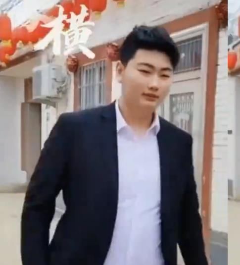 大衣哥儿媳妇婚后首亮相，觉被追拍一路小跑，面带微笑回应显尴尬
