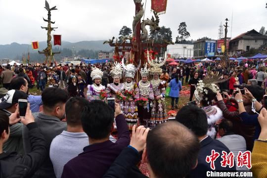 广西融水万人赶坡会 苗族姑娘成为全场焦点