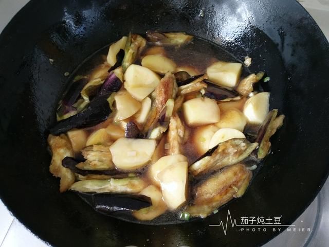 土豆和它绝搭，好吃下饭，吃了几十年也不腻，难怪在东北大受欢迎