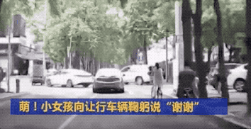 我跪着,是因为穿着裙子不好蹲 你出门有教养的样子,真美!