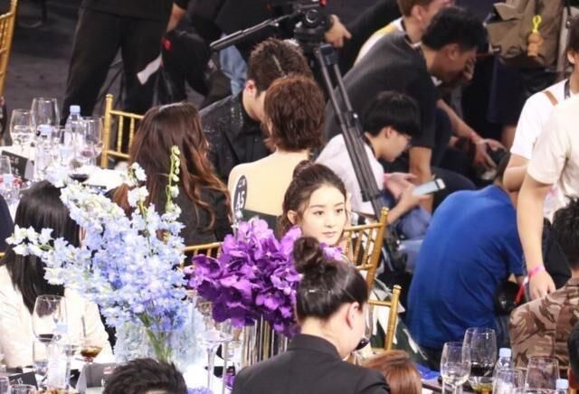 芭莎明星慈善夜与世无争的赵丽颖坐在角落里讨