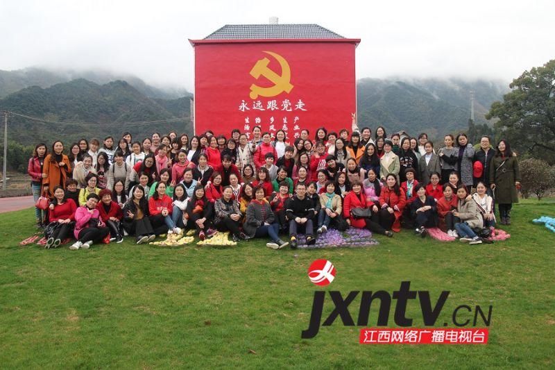 上饶县二中工会组织三八妇女节春游踏青活动
