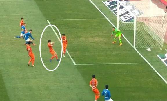 罕见!一场中超比赛出现3次争议判罚,鲁能主帅