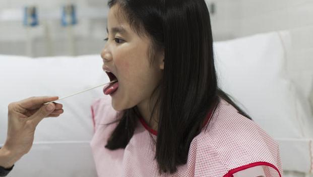 瑞典医生能徒手取喉咙异物?在中国就要动手术